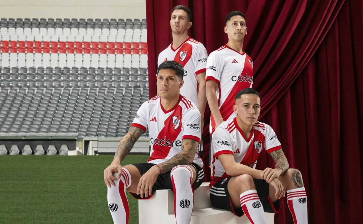 Nacho, Aliendro, Enzo y Barco con la nueva camiseta de River.