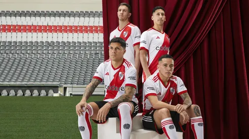 Nacho, Aliendro, Enzo y Barco con la nueva camiseta de River.