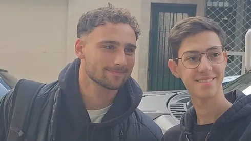 Foto con los hinchas antes de entrar a la revisión médica.