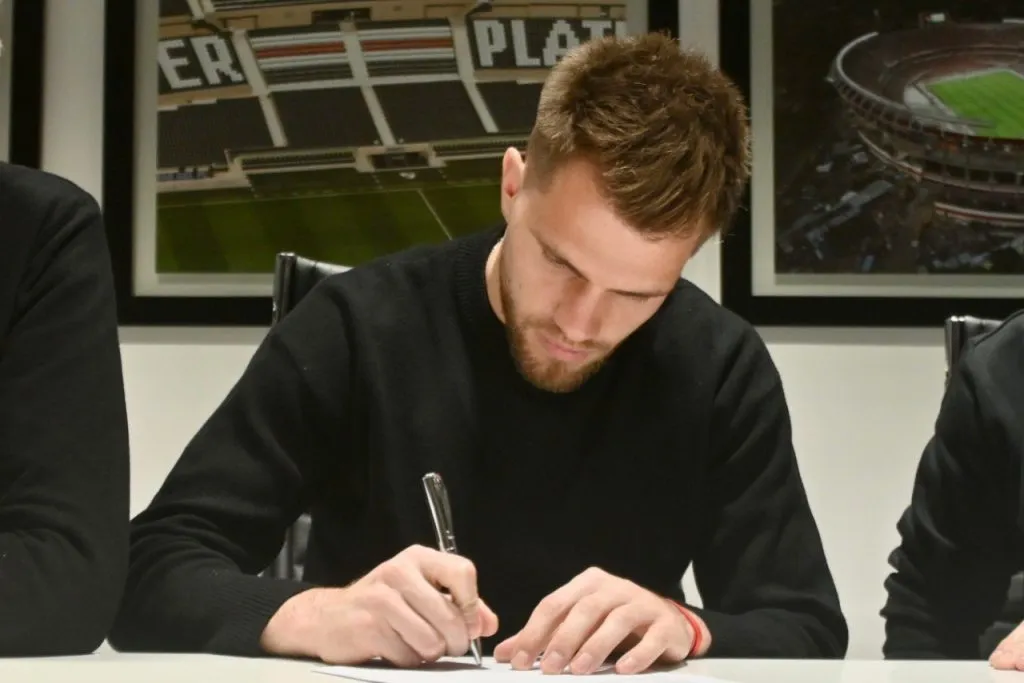 Centu puso la firma. (Foto: Prensa River)