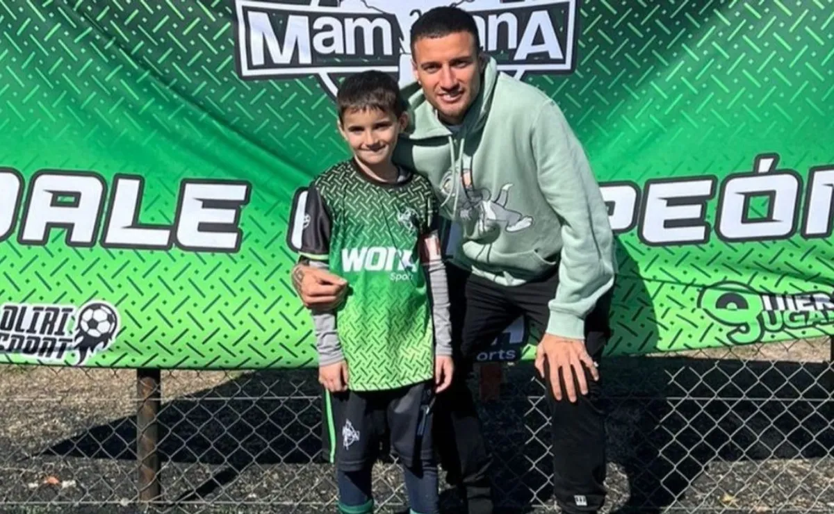 Mammana festejó con los chicos de su escuelita de fútbol
