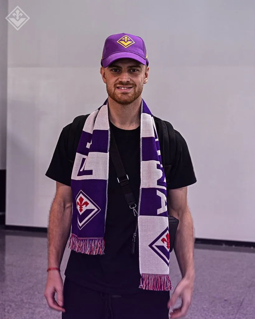 Beltrán con la bufanda de su nuevo club.