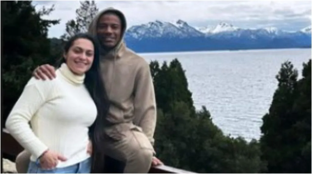 Nico De La Cruz junto a Vanesa Britos, su esposa, en Bariloche.