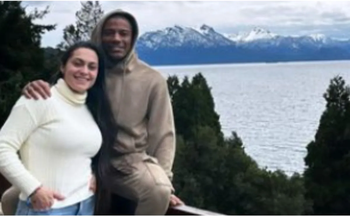 Nico De La Cruz junto a Vanesa Britos, su esposa, en Bariloche.