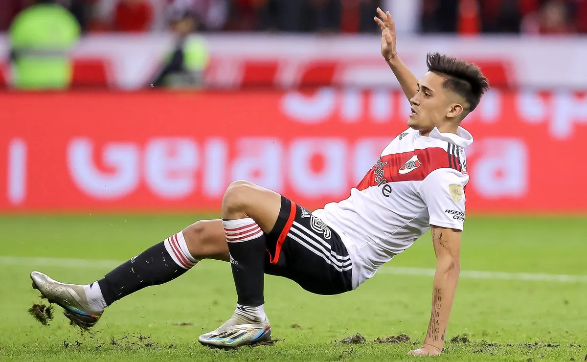 El puntano, ya en el piso, después de pegarle a la pelota y resbalarse.