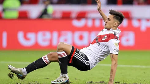 El puntano, ya en el piso, después de pegarle a la pelota y resbalarse.