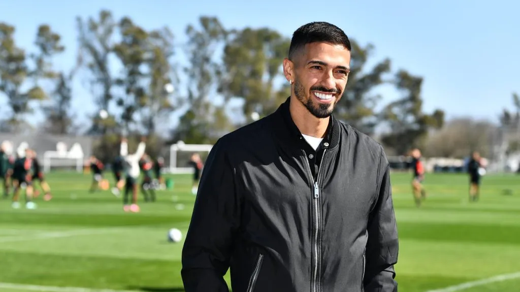 Lanzini estará disponible para el debut vs. Argentinos Juniors.