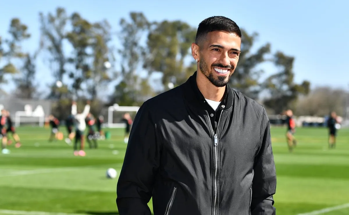 Lanzini estará disponible para el debut vs. Argentinos Juniors.