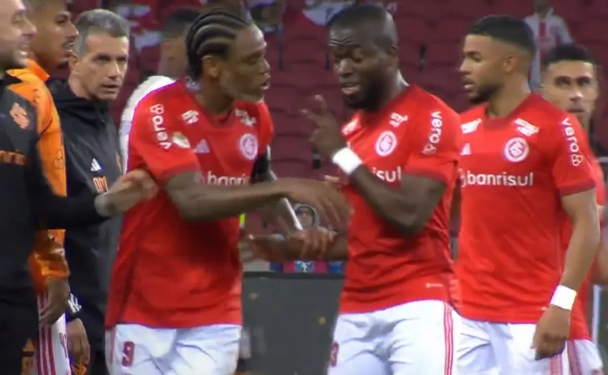 uiz Adriano anotó el empate agónico del Inter contra Corinthians y casi termina a las piñas con Valencia.
