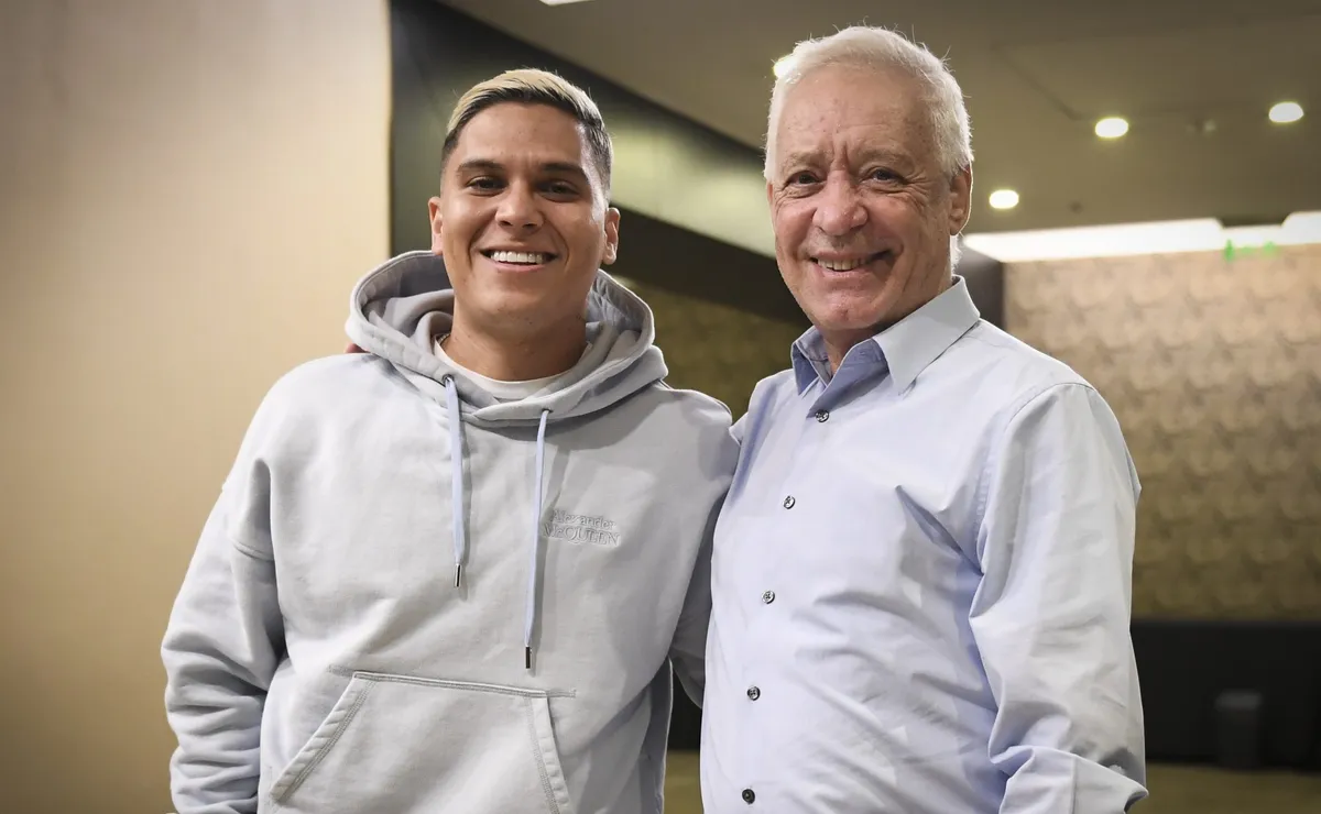 Juanfer junto a Victor Blanco, presidente de Racing.