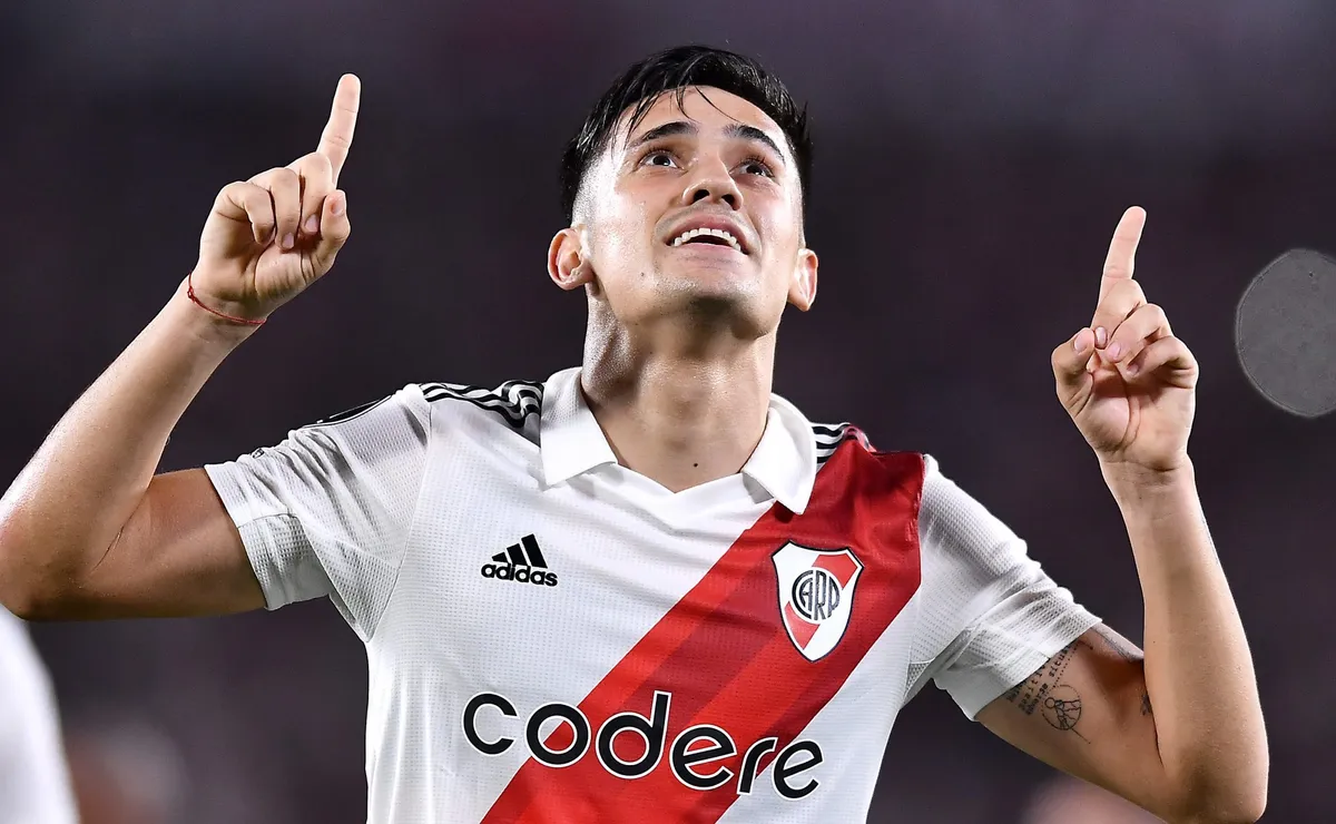 Doblete del Poeta para que dar vuelta el partido en Núñez.