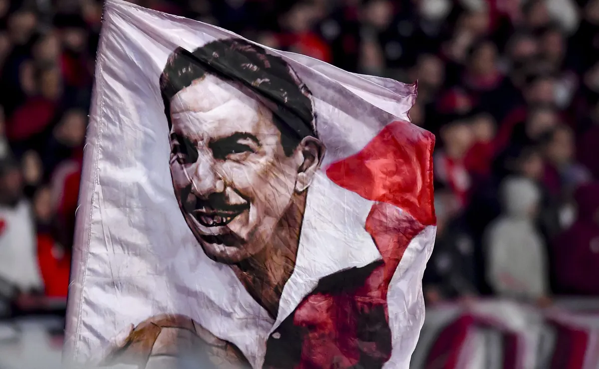 La bandera de Ángelito, símbolo del gen riverplatense.