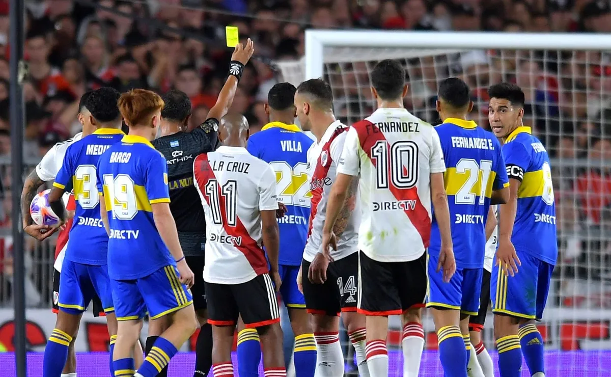 El arbitraje del superclásico, en el ojo de la tormenta.