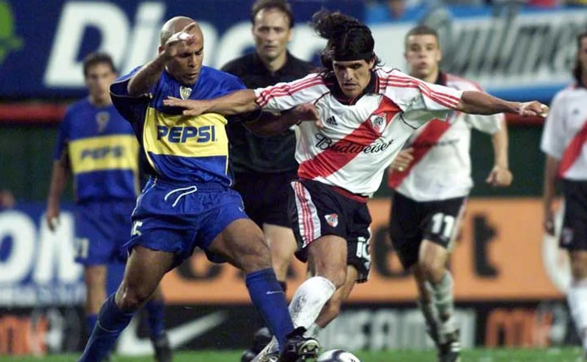 Ortega ante Boca en la goleada del Más Grande por 3 a 0 en 2002.