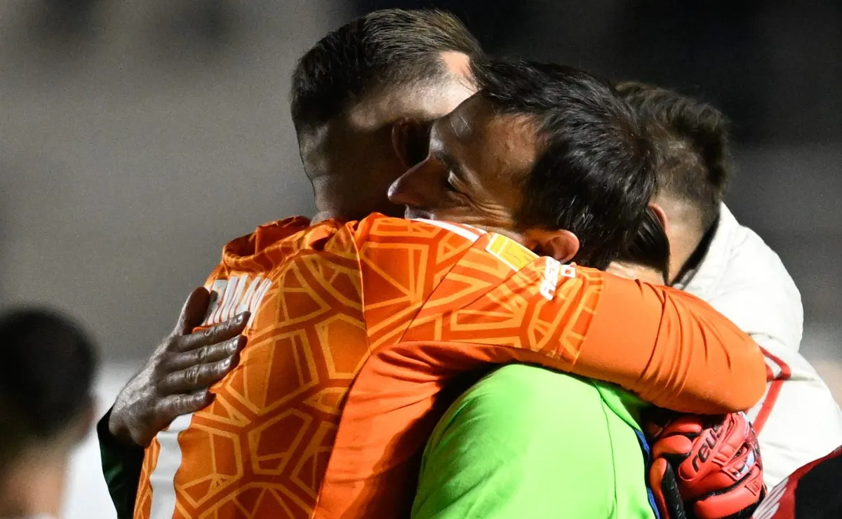 Barovero y un gran abrazo con Armani la última vez que se cruzaron.