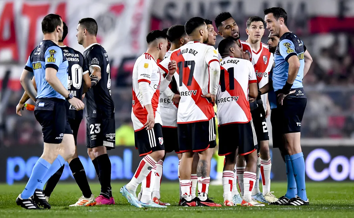 Los jugadores de River se quejan por la decisión de Dóvalo.