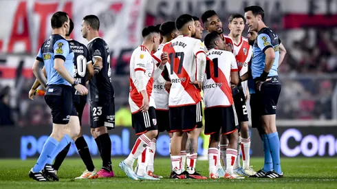 Los jugadores de River se quejan por la decisión de Dóvalo.