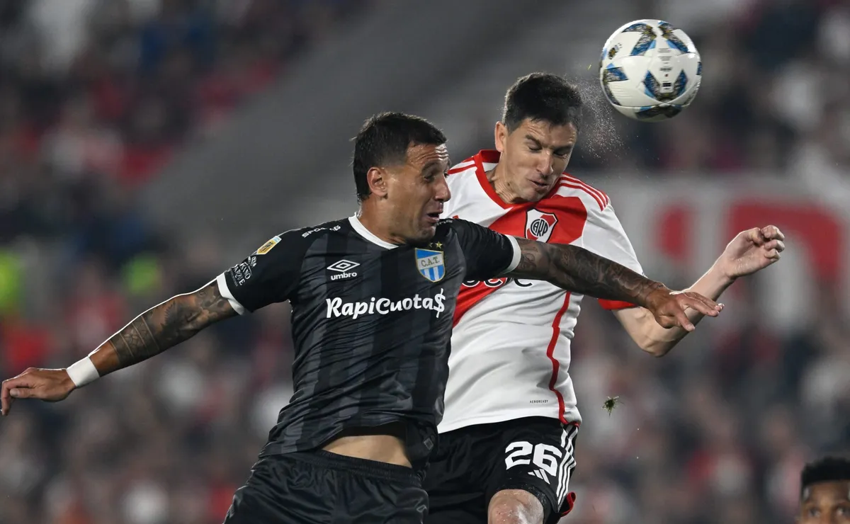 El Más Grande se mide ante el Decano en el Monumental esta noche.