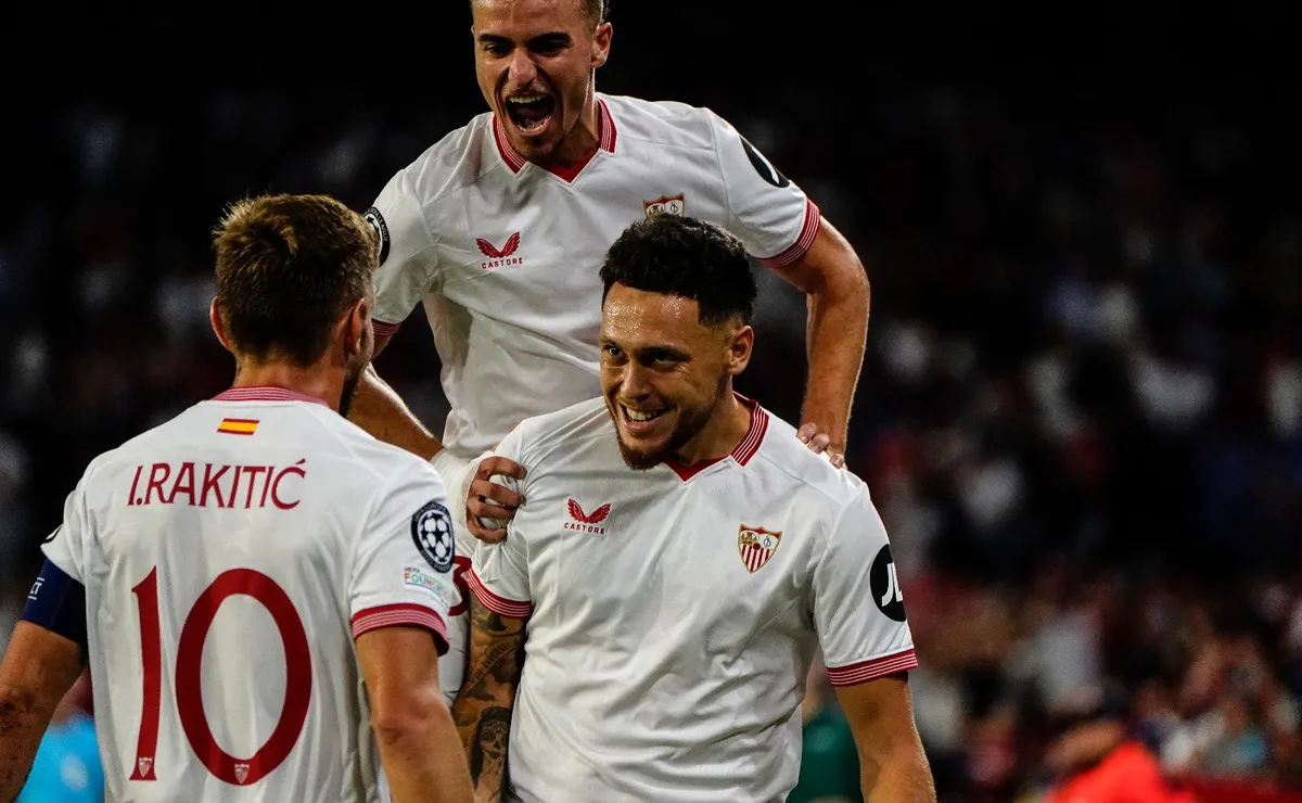 Lucas Ocampos volvió al Sevilla