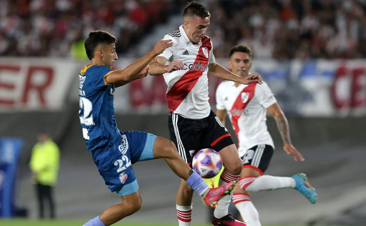 River enfrenta a Arsenal.