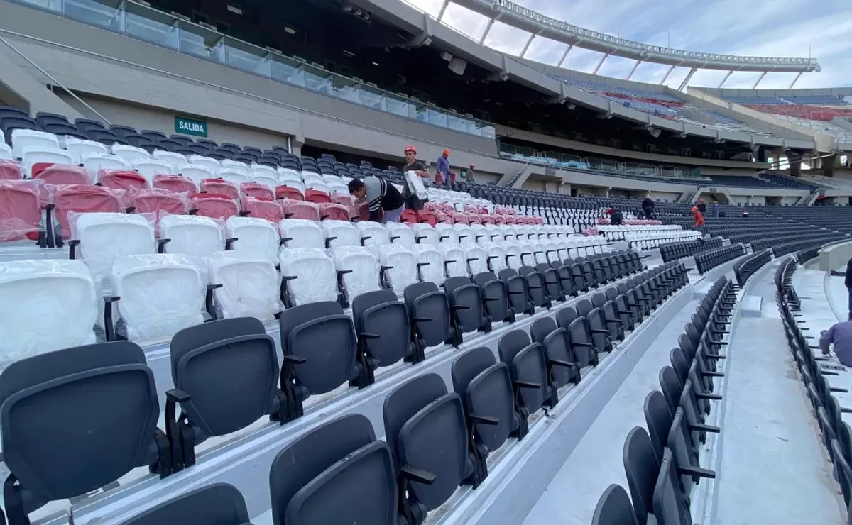 Las nuevas butacas blancas y rojas en la platea Belgrano Baja del Monumental.