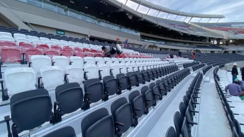 Las nuevas butacas blancas y rojas en la platea Belgrano Baja del Monumental.