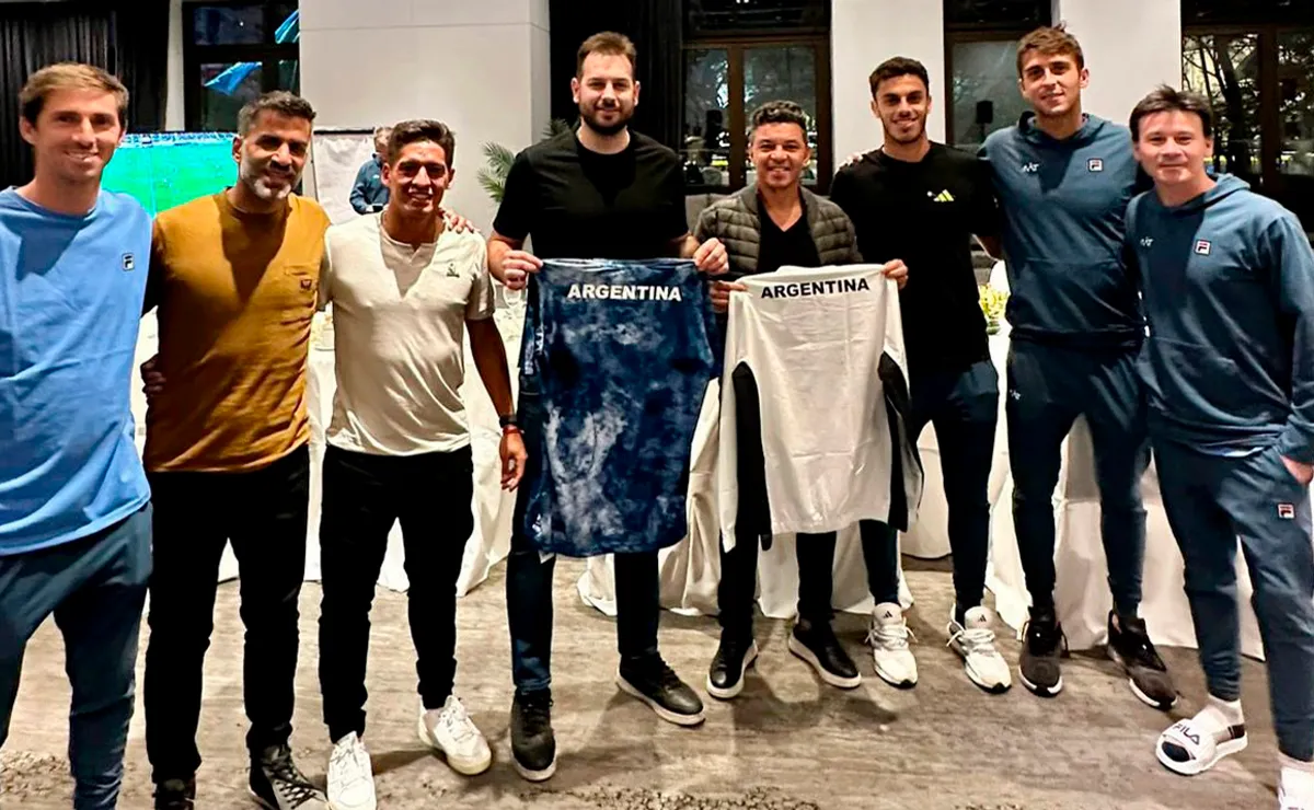Gallardo y De Cecco con el equipo argentino de Copa Davis.