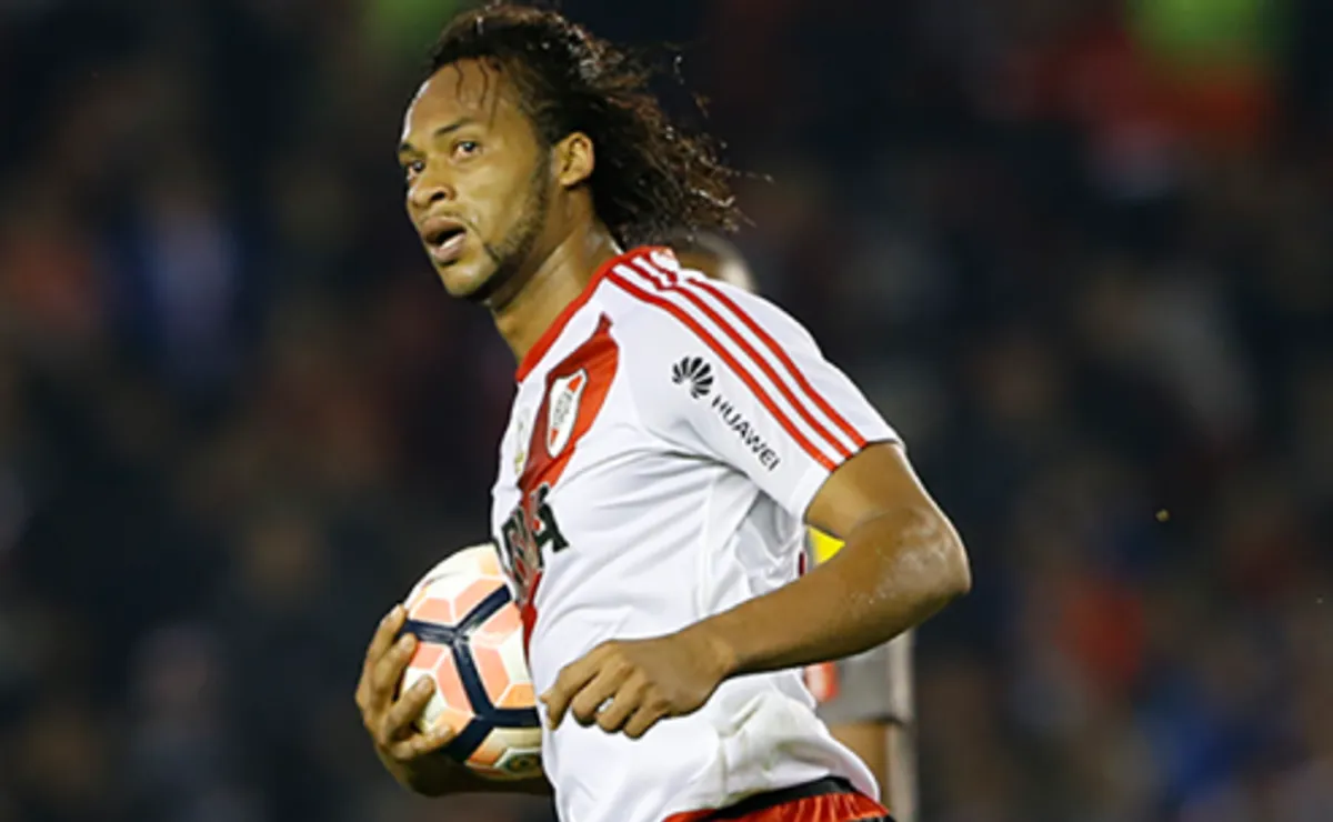 2 goles en 20 PJ oficiales para Mina en River.