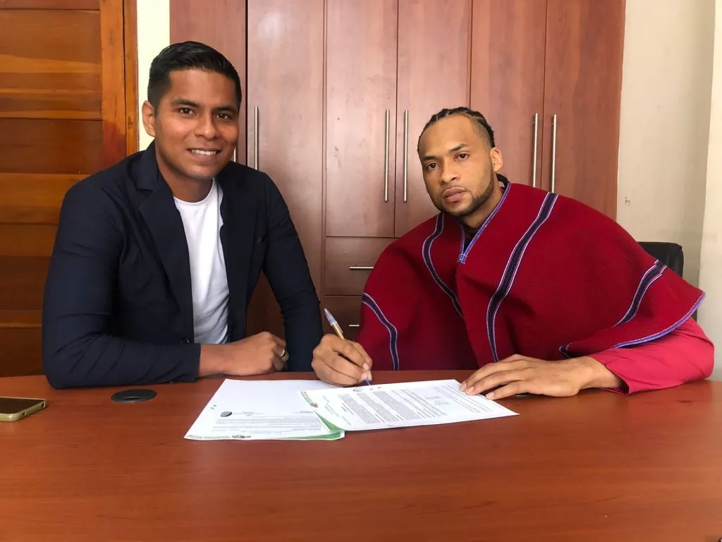 Su firma en Mushuc Runa, con el tradicional poncho.