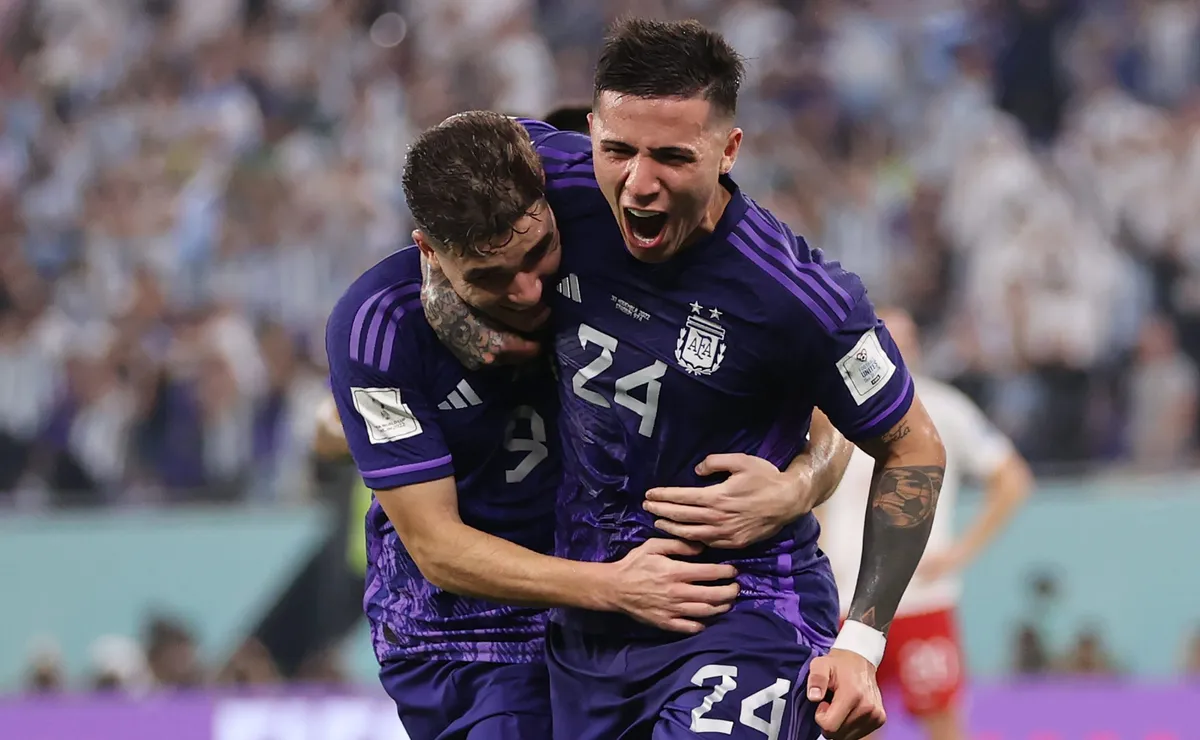 Enzo y Julián van desde el arranque frente a Paraguay en el Monumental.