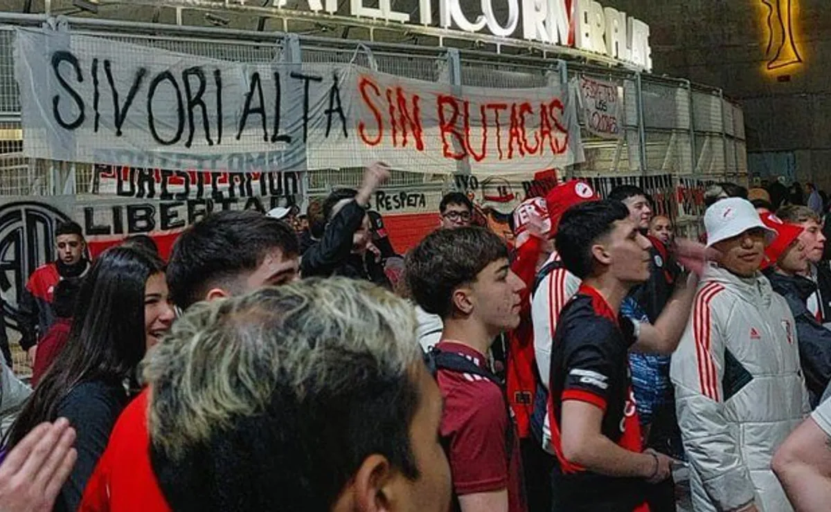 Un grupo de hinchas autoconvocados protestó en la puerta del Monumental.
