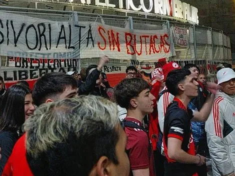 Un grupo de hinchas se autoconvocó en la puerta del Monumental para reclamar por la Sívori Alta