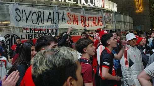 Un grupo de hinchas autoconvocados protestó en la puerta del Monumental.