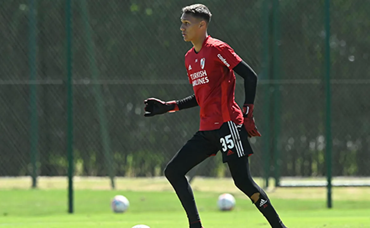 Lucas Lavagnino ocupará un lugar en el banco como arquero suplente.