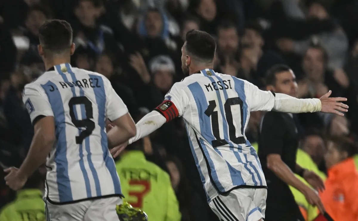 Golazo de La Pulga en el Monumental.