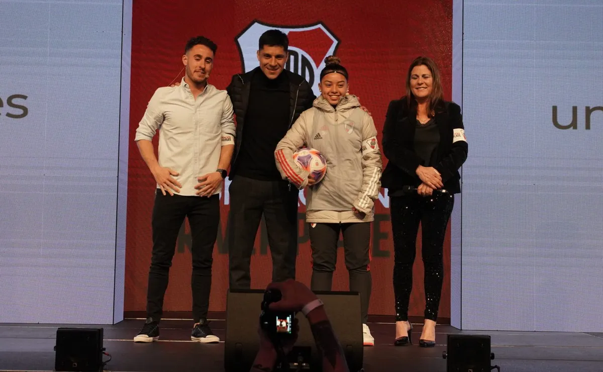 Enzo Pérez entregó cintas de capitanes a tres historias muy particulares.