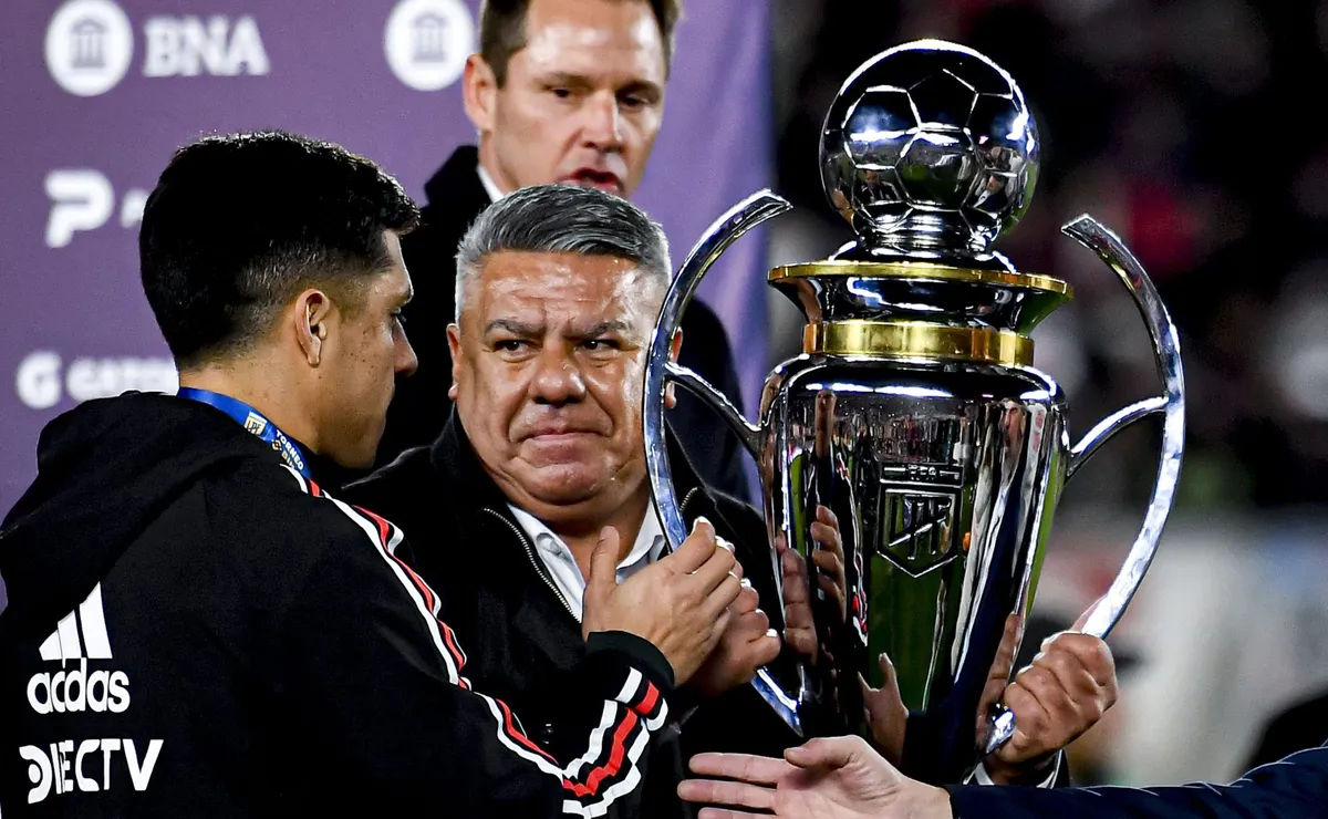 Tapia entregándole el trofeo de campeón 2023 a River.