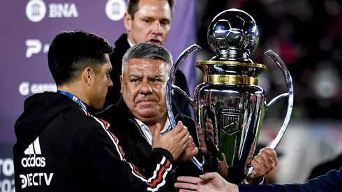 Tapia entregándole el trofeo de campeón 2023 a River.
