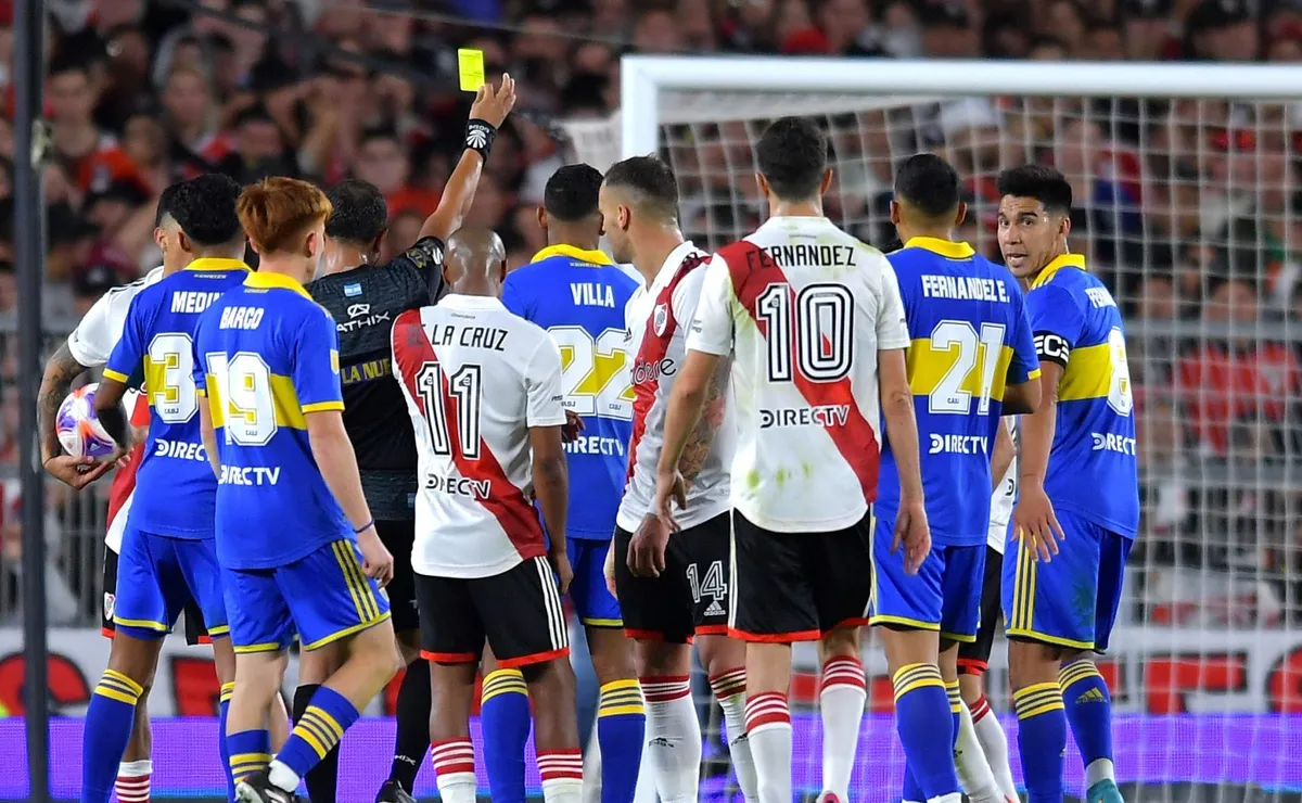 Se viene el superclásico y comenzó el tironeo por el árbitro del partido.