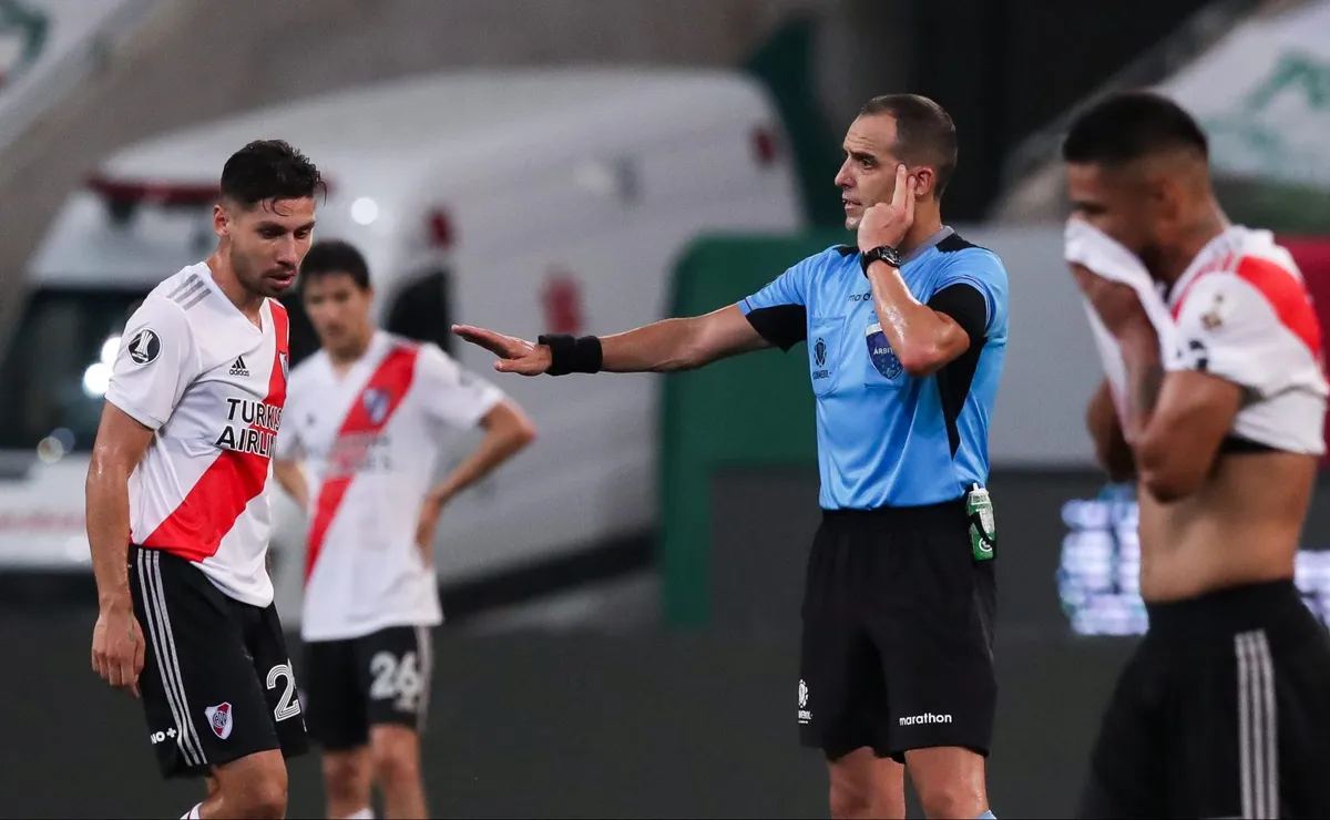 El gol anulado a Montiel que significó un baldazo de agua fría.