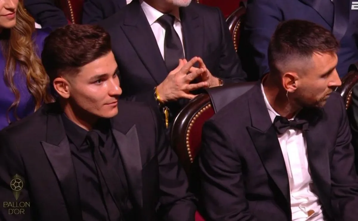 Julián se sentó al lado de Messi en la ceremonia de entrega del Balón de Oro.
