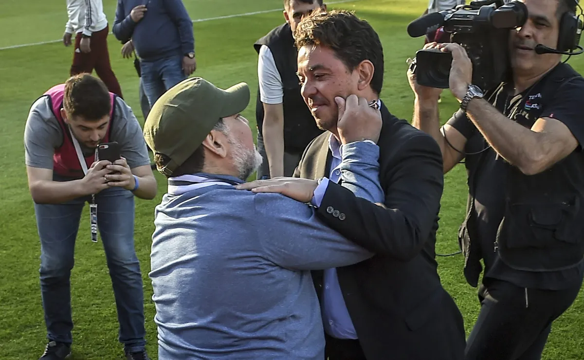 Maradona se abraza con Gallardo.