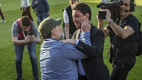 Maradona se abraza con Gallardo.