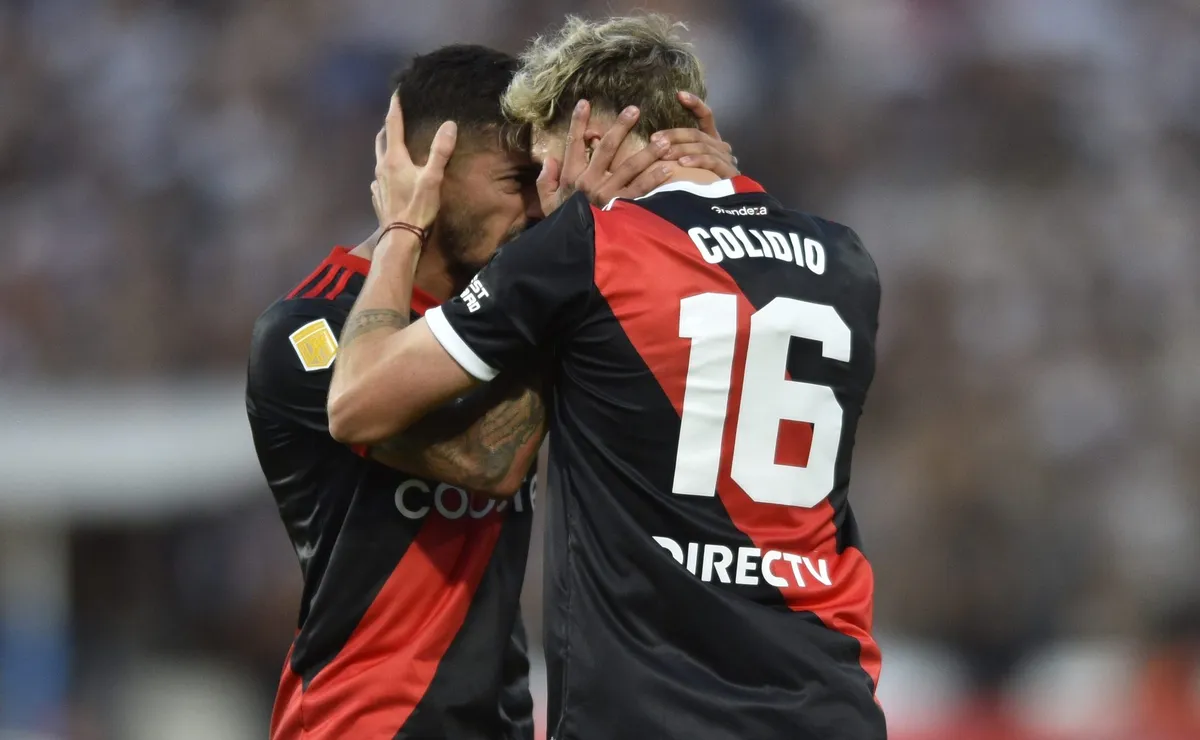 Lanzini y Colidio celebran el triunfo de River ante Gimnasia.