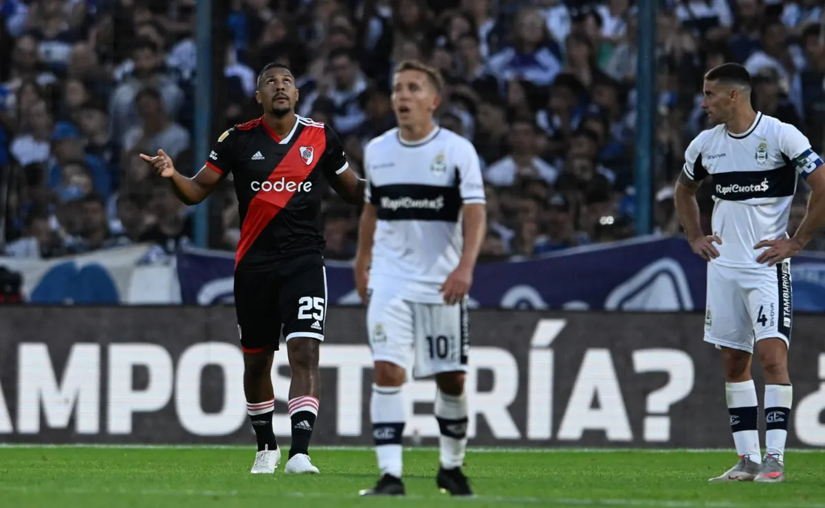 Salomón Rondón le anotó un golazo a Gimnasia.