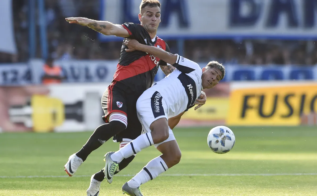 Leandro González Pirez fue uno de los puntos flojos de River en La Plata. (Foto: Getty).