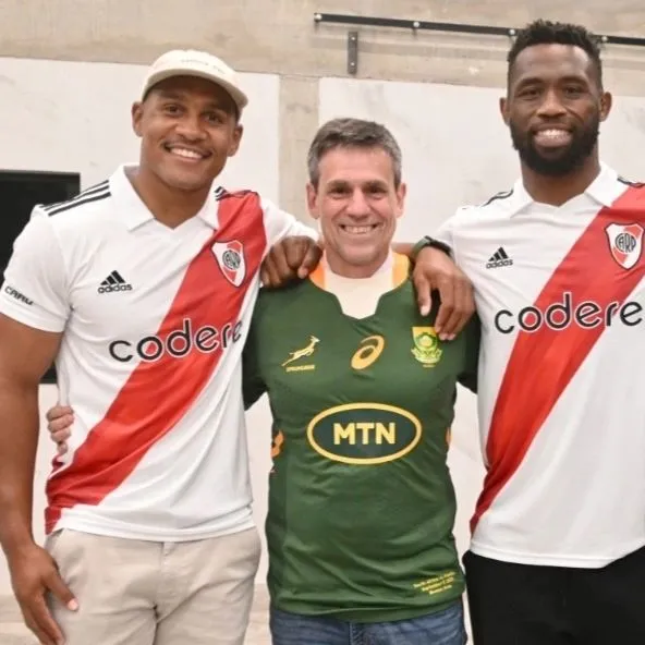 Los campeones del mundo de rugby junto a Santiago Poblet Videla, Presidente de RR.PP. de River