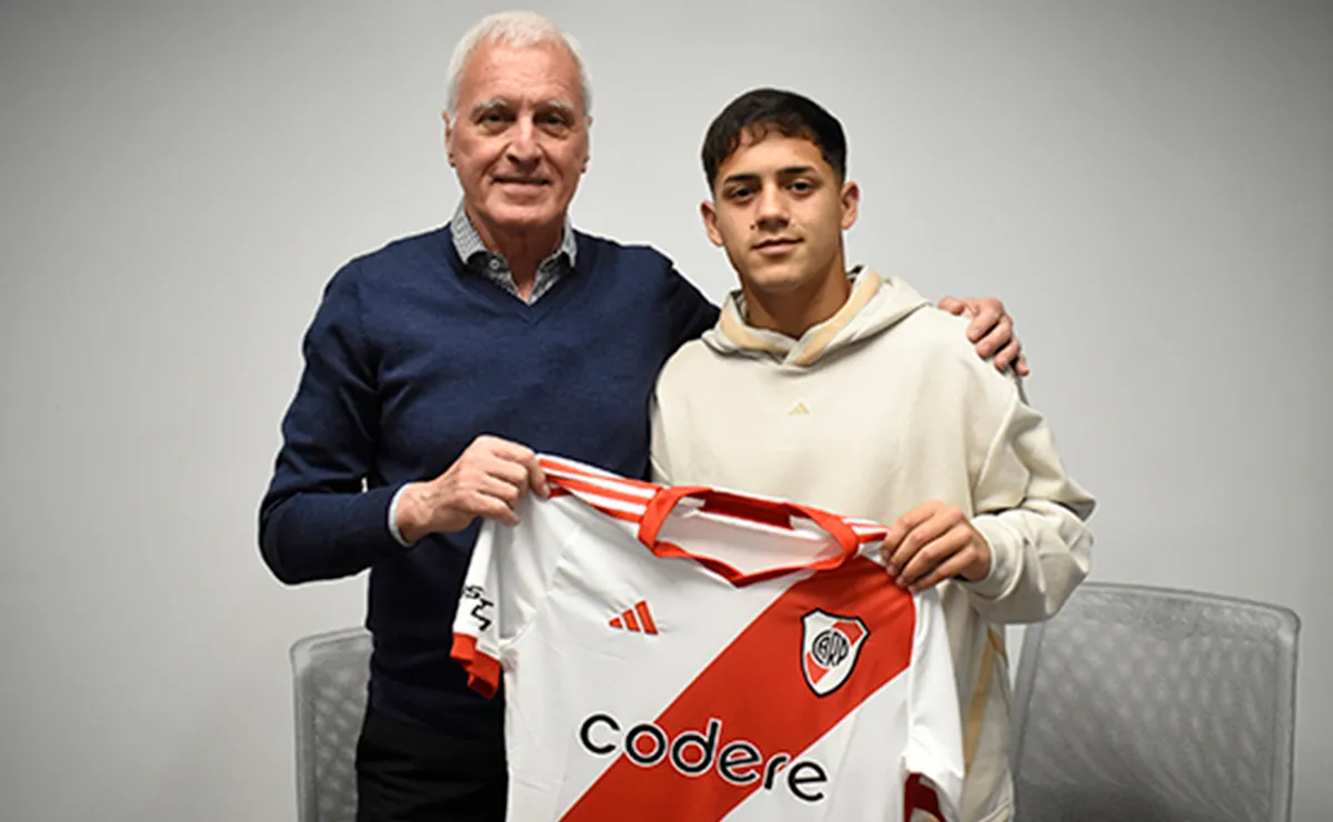 Thiago Acosta firmó su primer contrato con River.