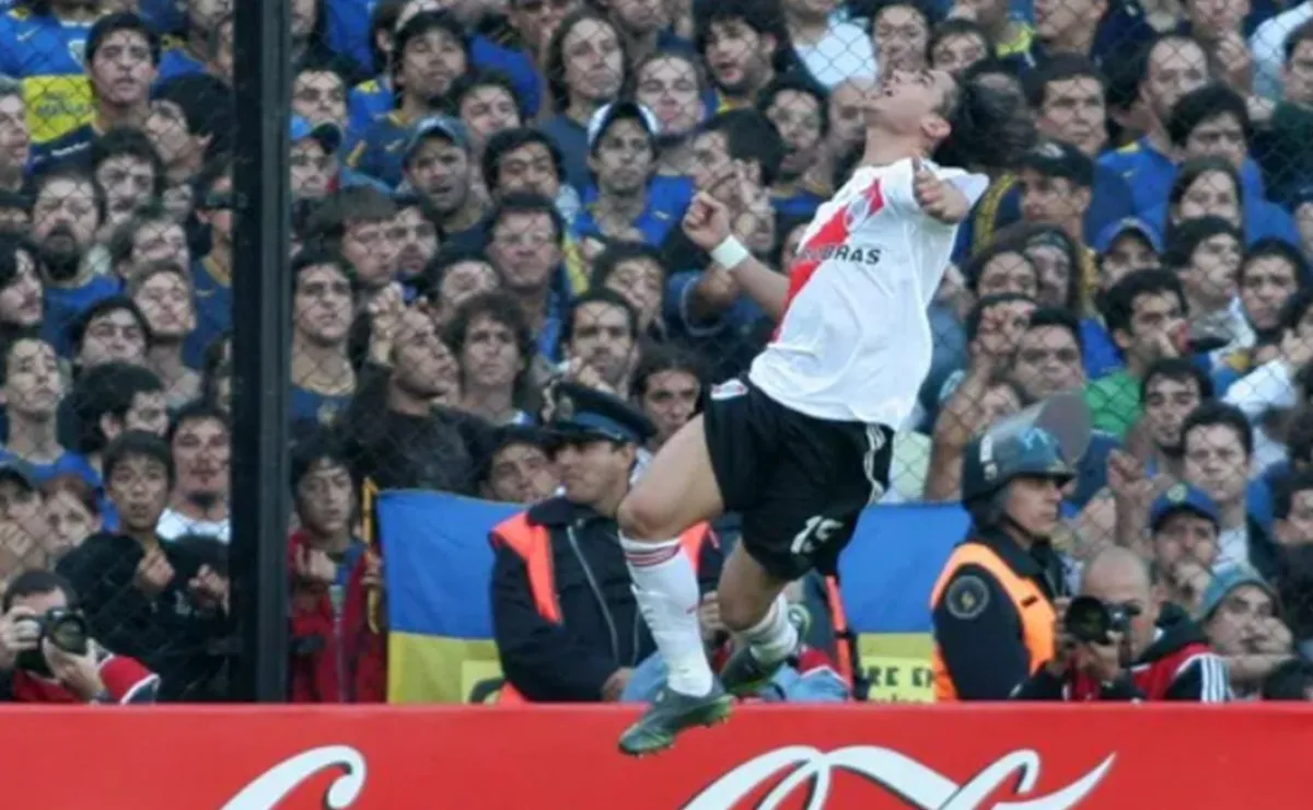 Mauro Rosales festejando su tanto ante Boca en 2007.