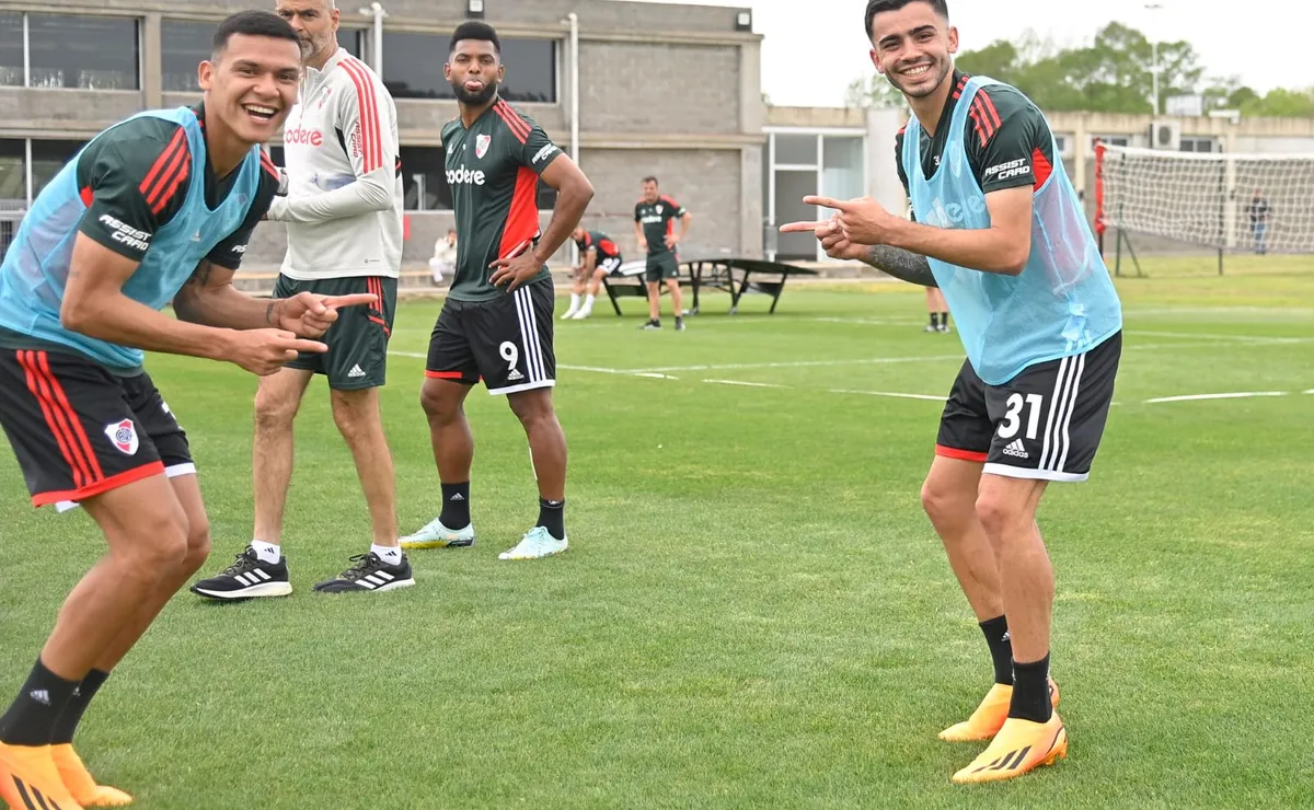 Simón y Herrera se disputan el puesto de lateral derecho.